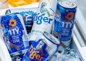 Logo bia Tiger trên loại Crystal có màu xanh dương thay vì màu cam